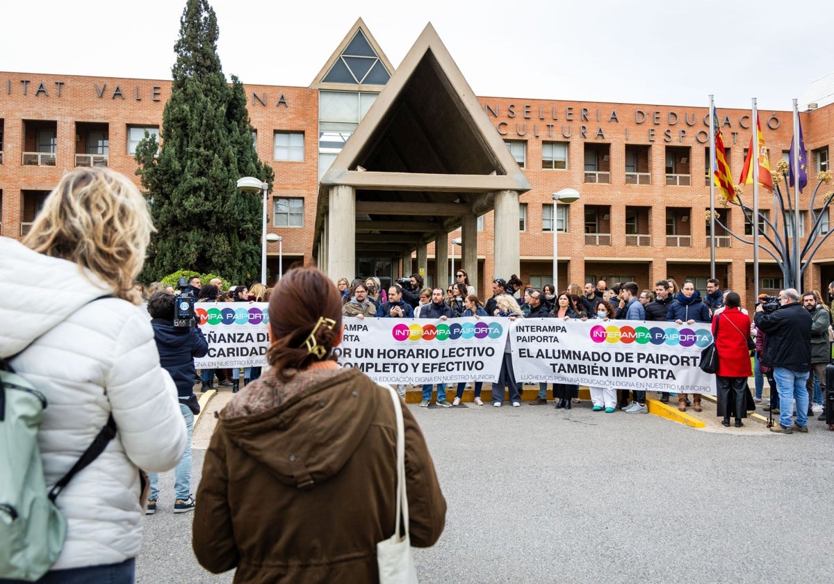 Un instante de la protesta, que ha reunido a Ampas de Paiporta y de Catarroja.