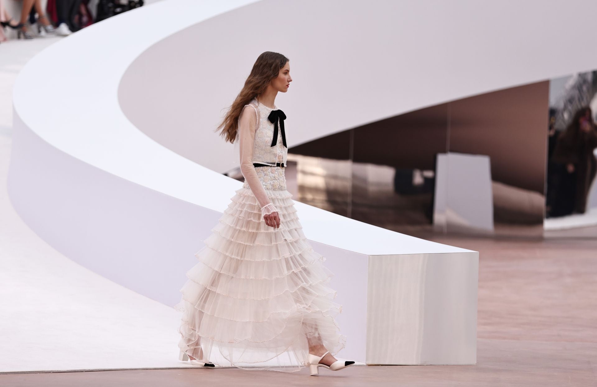 Chanel celebra los 110 años de la firma rodeada de celebrities en la París Fashion Week