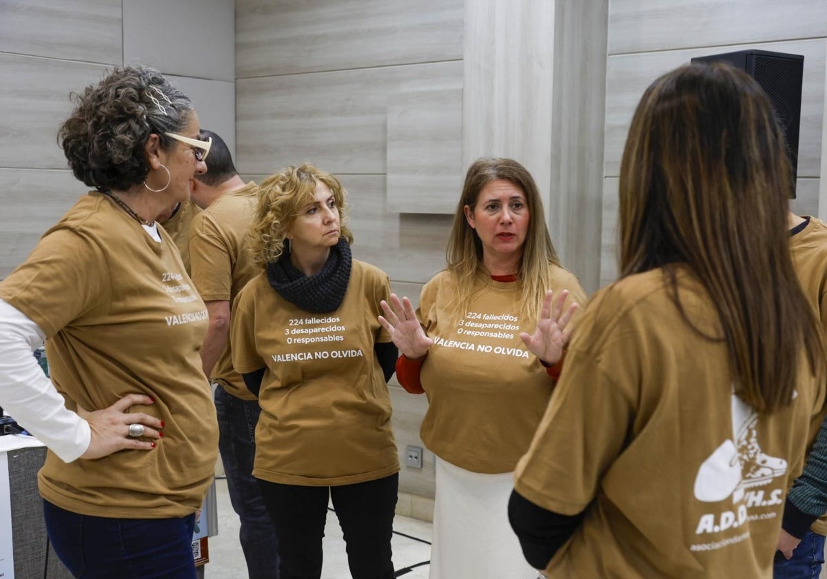 Varios de los afectados por la dana que se han querellado contra los miembros del Consell y la CHJ, durante la rueda de prensa este miércoles.