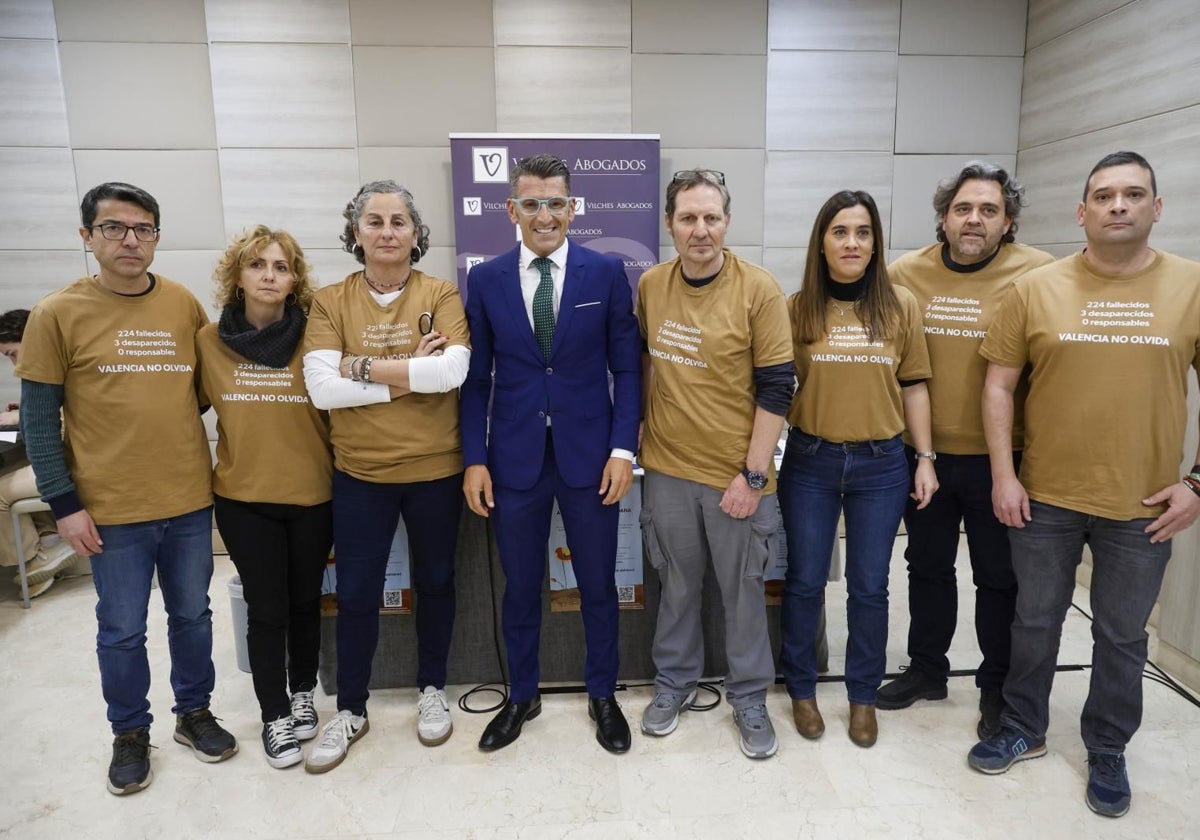 Los integrantes de la Asociación de Damnificados Horta Sud Valencia junto a su abogado, Manuel Hernández