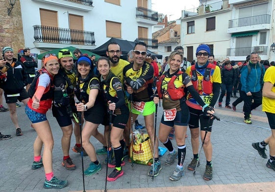 Miembros del Trenkacames Sedaví posan mientras se preparan para una expedición de montaña.