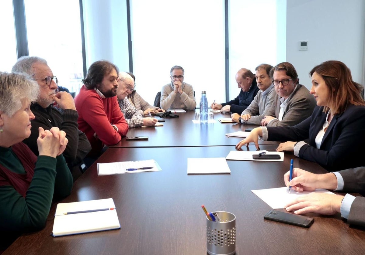 La alcaldesa de Valencia, María José Catalá, junto al edil de Urbanismo, Juan Giner y directiva vecinal del Cabanyal-Canyamelar.