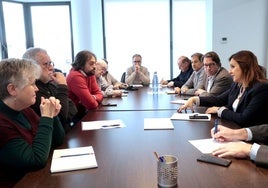 La alcaldesa de Valencia, María José Catalá, junto al edil de Urbanismo, Juan Giner y directiva vecinal del Cabanyal-Canyamelar.