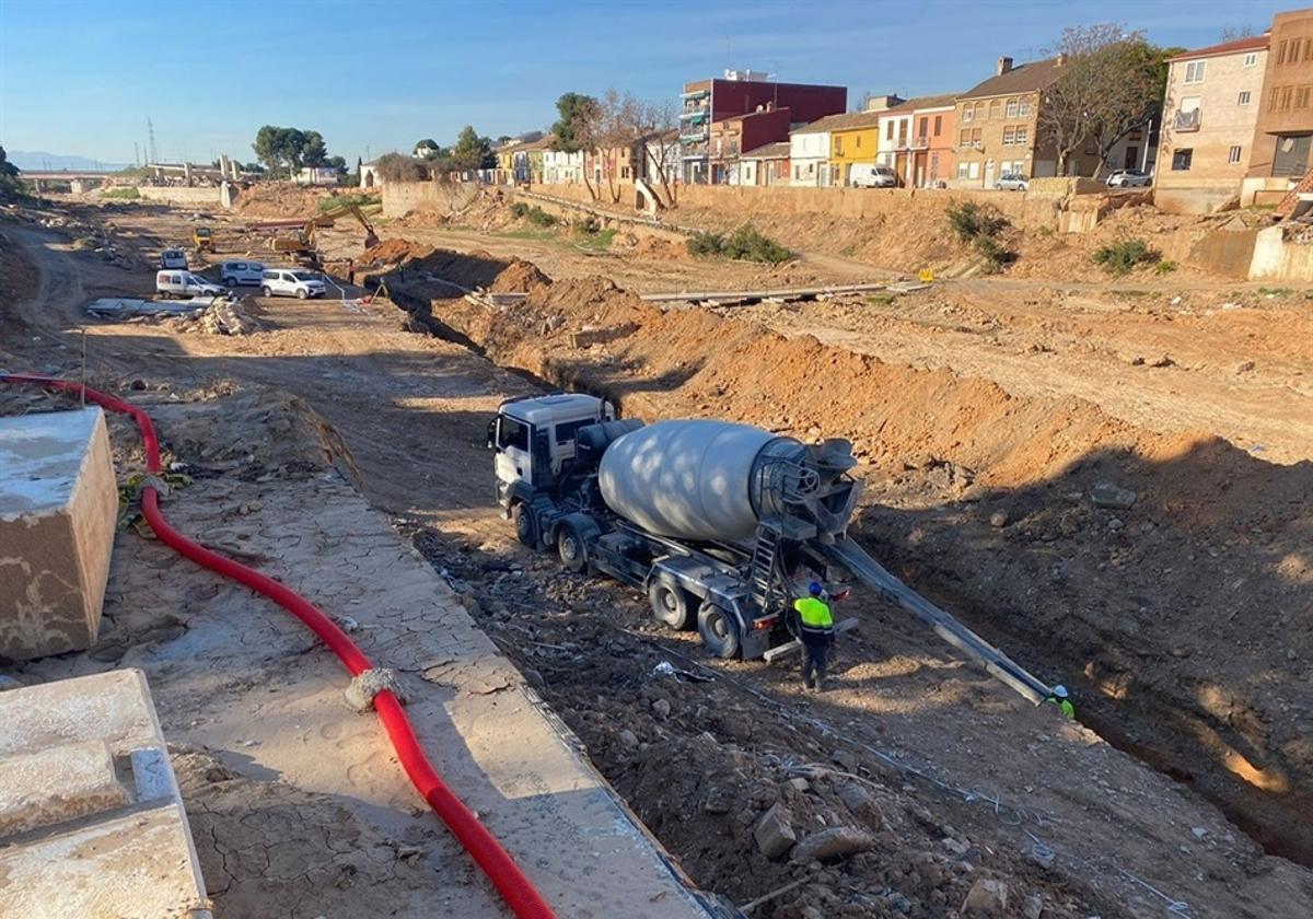 Obras en el cauce del barranco.