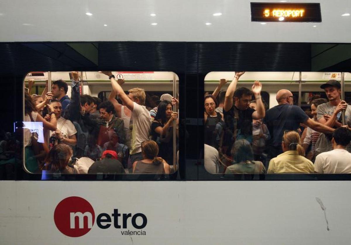 Viajeros de Metrovalencia, en una jornada de huelga en una imagen de archivo.