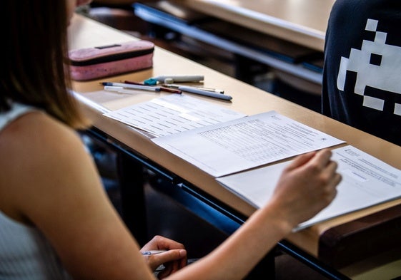 Una alumna durante el primer examen de la selectividad.