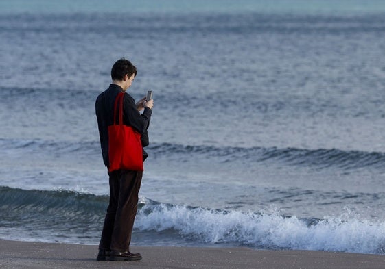 Un joven fotografía la costa valenciana.