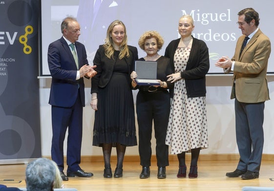 La familia Burdeos, junto a Salvador Navarro y Antonio Garamendi.