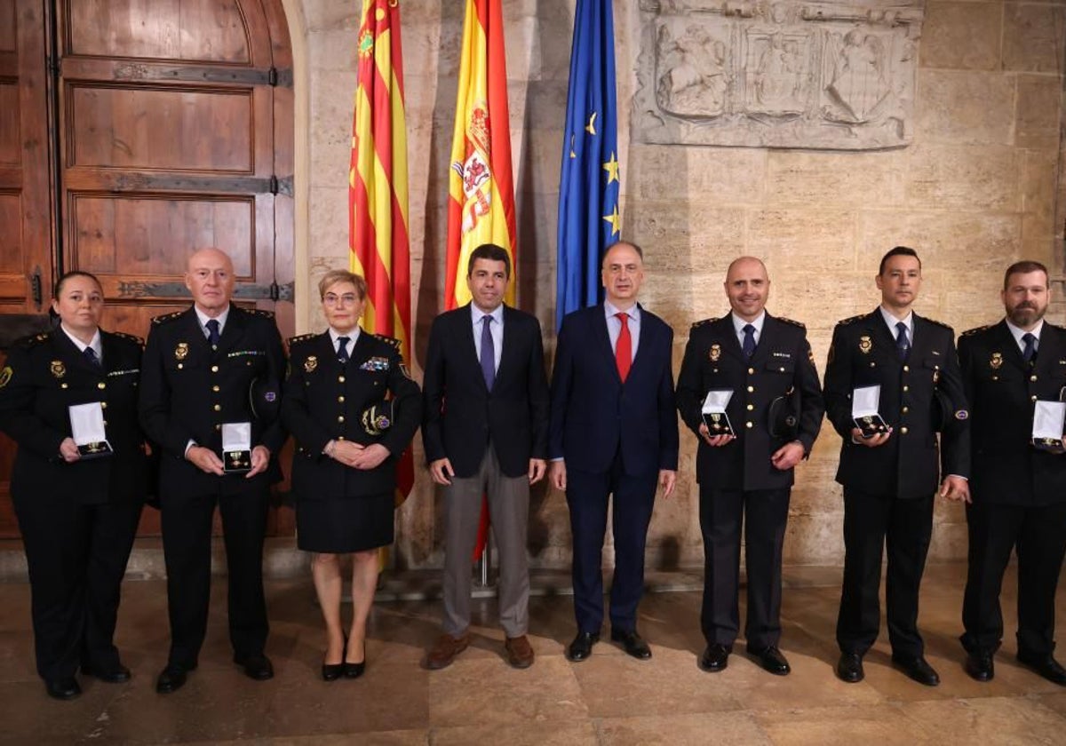 Carlos Mazón junto a los agentes de la Policía Autonómica.