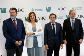 La alcaldesa de Valencia, María José Catalá, junto al alcalde de Madrid, José Luis Martínez-Almeida,, el director de ABC, Julián Quirós, y el presidente de Vocento, Ignacio Ybarra, a su llegada al Foro ABC este jueves.