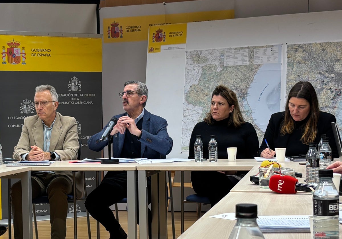 Ángel, en el centro, durante la rueda de prensa de este jueves en la Delegación de Gobierno.