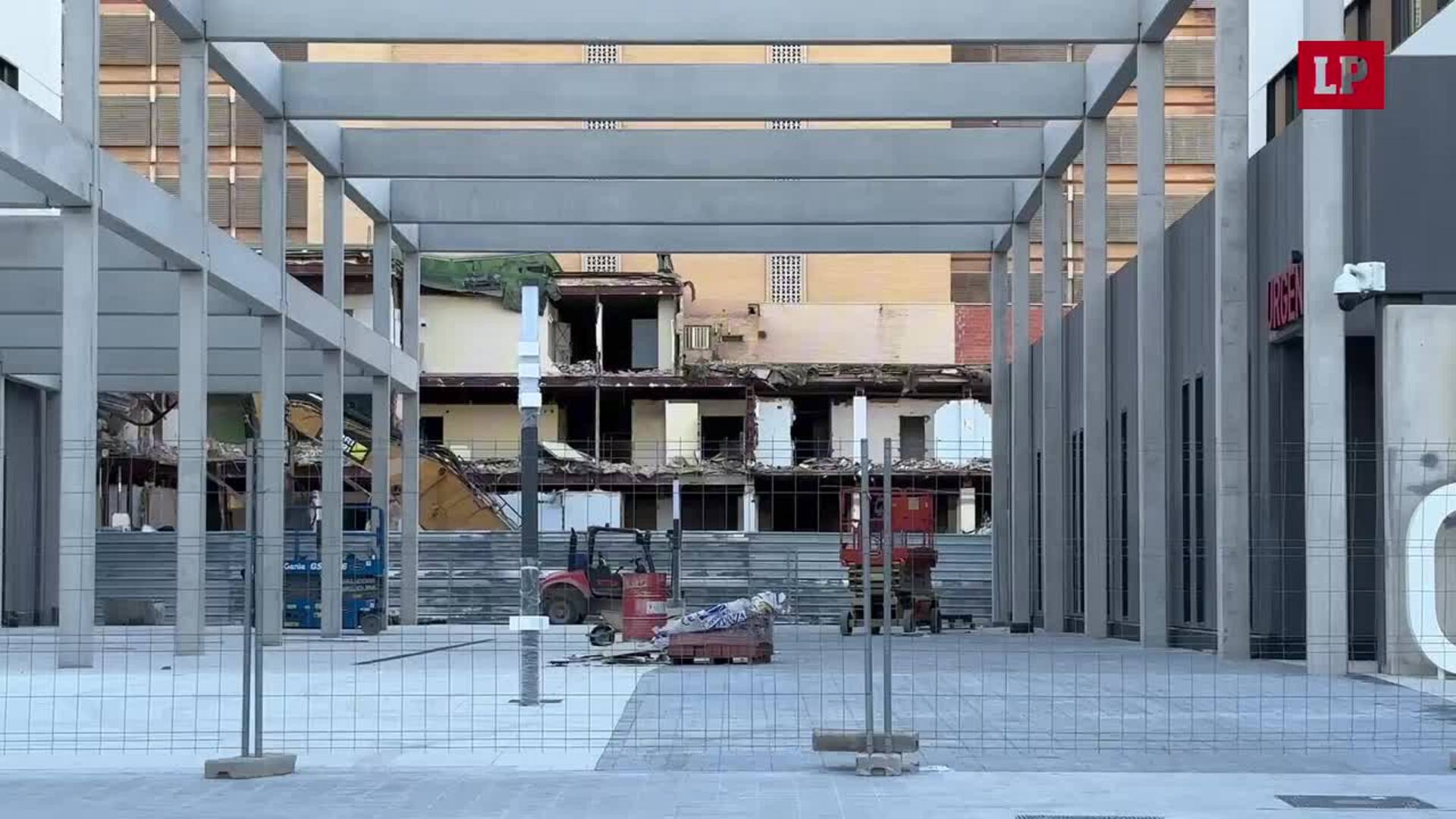 Continúa la demolición del antiguo Hospital La Fe de Campanar
