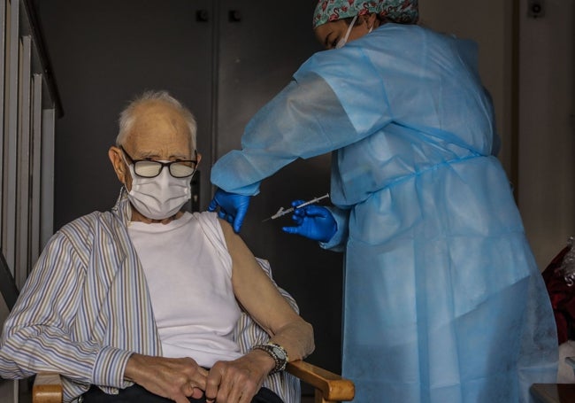 Batiste Martí, en el instante en que recibía la vacuna en la residencia de Rafel Bunyol.