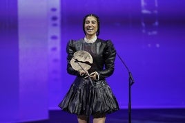 Carolina Yuste recibe el galardón a mejor actriz femenina en los los Premios Forqué.