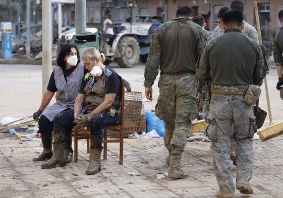 Un grupo de militares trabaja desplegado en la zona cero de la dana.