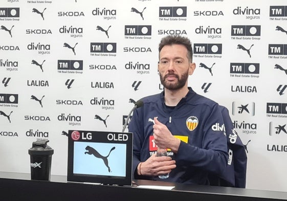 Carlos Corberán, antes de la rueda de prensa de este viernes en Paterna.