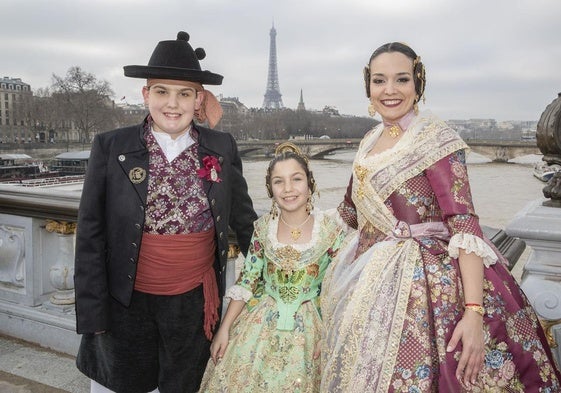 Máximos representantes falleros de la Casa Valenciana de París: Cayetano Gómez, Cholé Gómez y María Pastor.