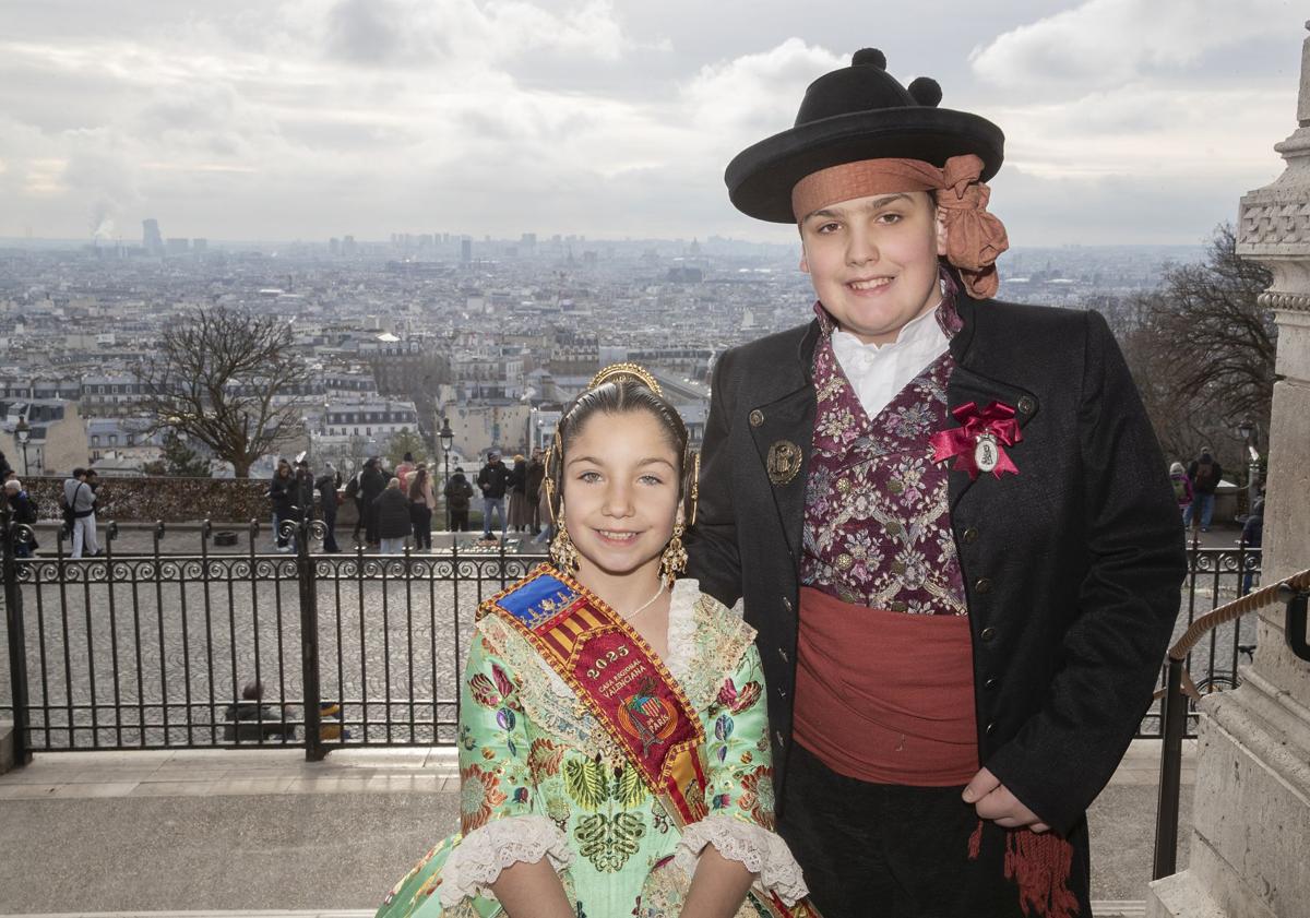 Imagen principal - Foto 1: Chloé y Cayetano Gómez Artagoitia en Sacre Coeur; foto 2: las falleras mayores de Valencia 2025 con el cuadro de honor de París 2025; foto 3: dansà en la presentación.