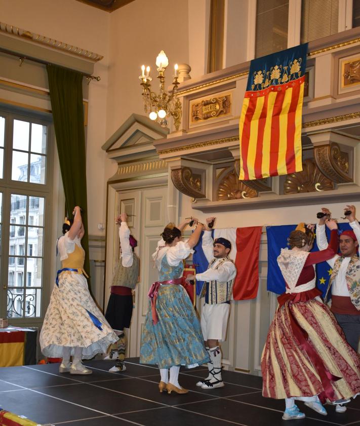 Imagen secundaria 2 - Foto 1: Chloé y Cayetano Gómez Artagoitia en Sacre Coeur; foto 2: las falleras mayores de Valencia 2025 con el cuadro de honor de París 2025; foto 3: dansà en la presentación.