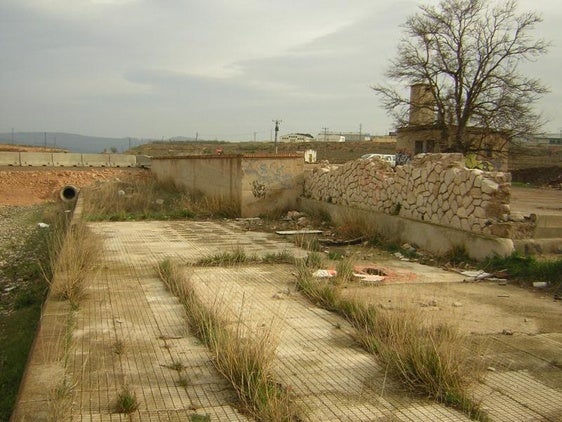 Restos de la antigua estación del tren de La Font de la Figuera.