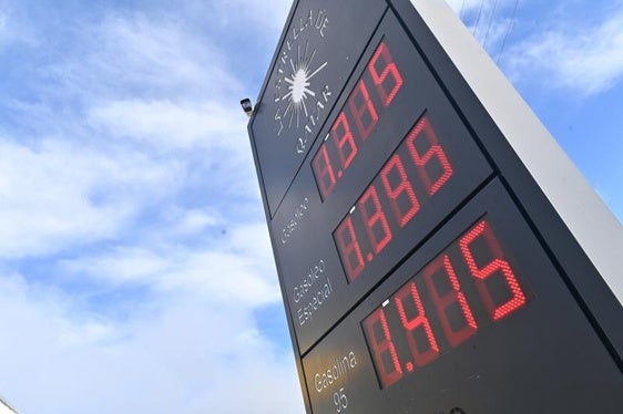 Precio de la gasolina en una estación de servicio, en una imagen de archivo.