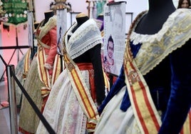 Inauguración de la Exposición solidaria de los espolines de las falleras mayores de Valencia en la falla Convento Jerusalén