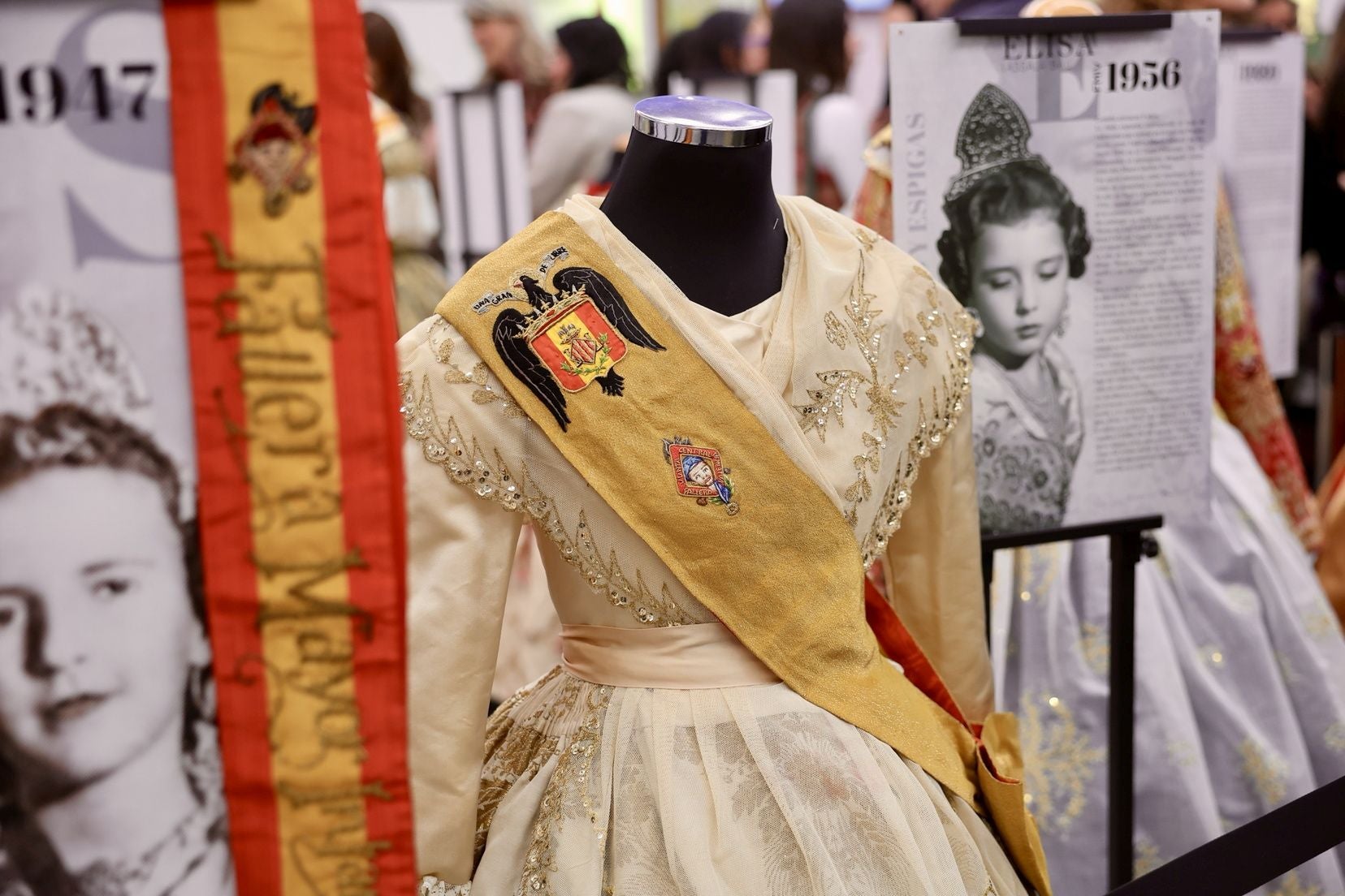 Inauguración de la Exposición solidaria de los espolines de las falleras mayores de Valencia en la falla Convento Jerusalén