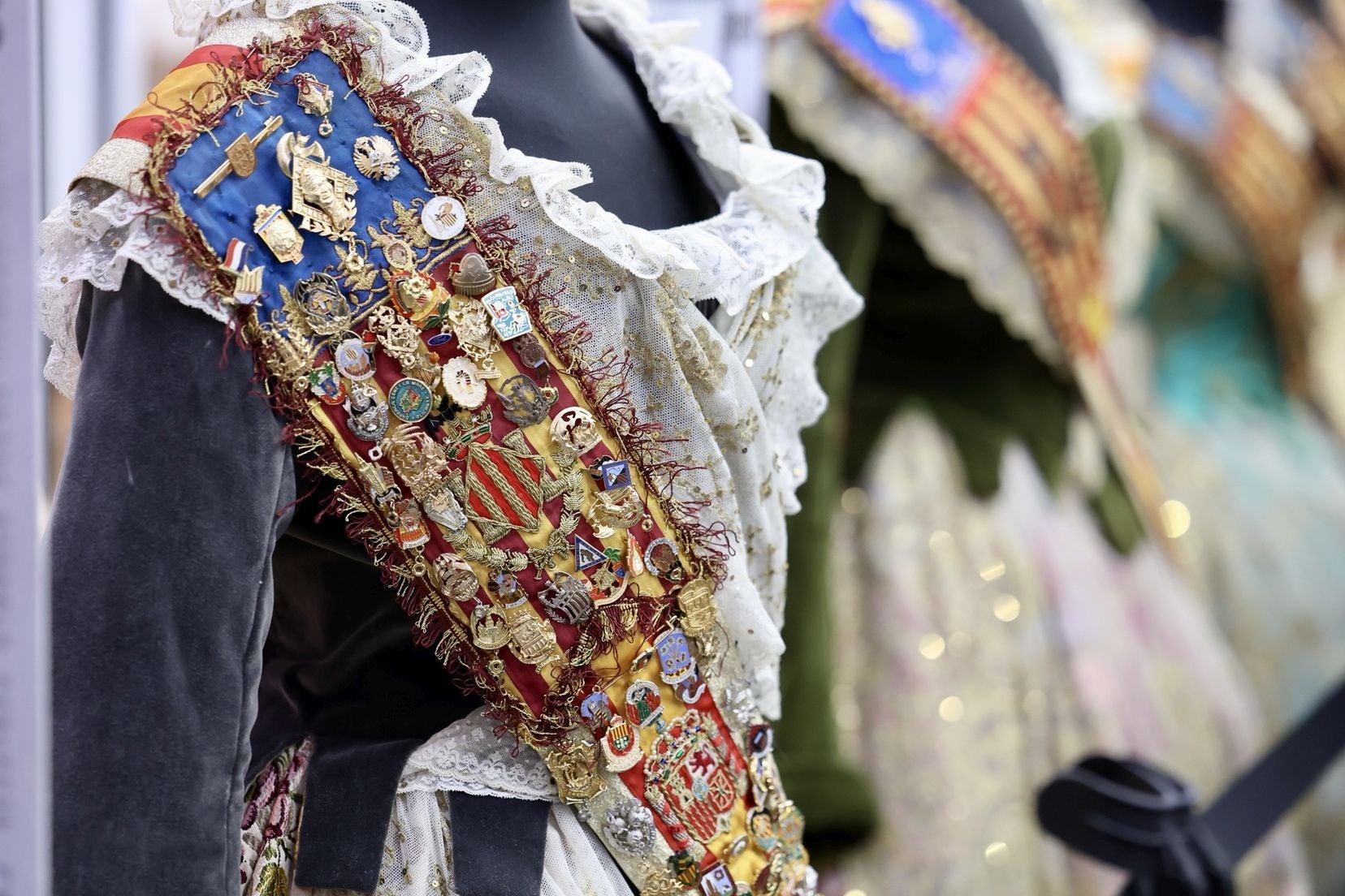 Inauguración de la Exposición solidaria de los espolines de las falleras mayores de Valencia en la falla Convento Jerusalén