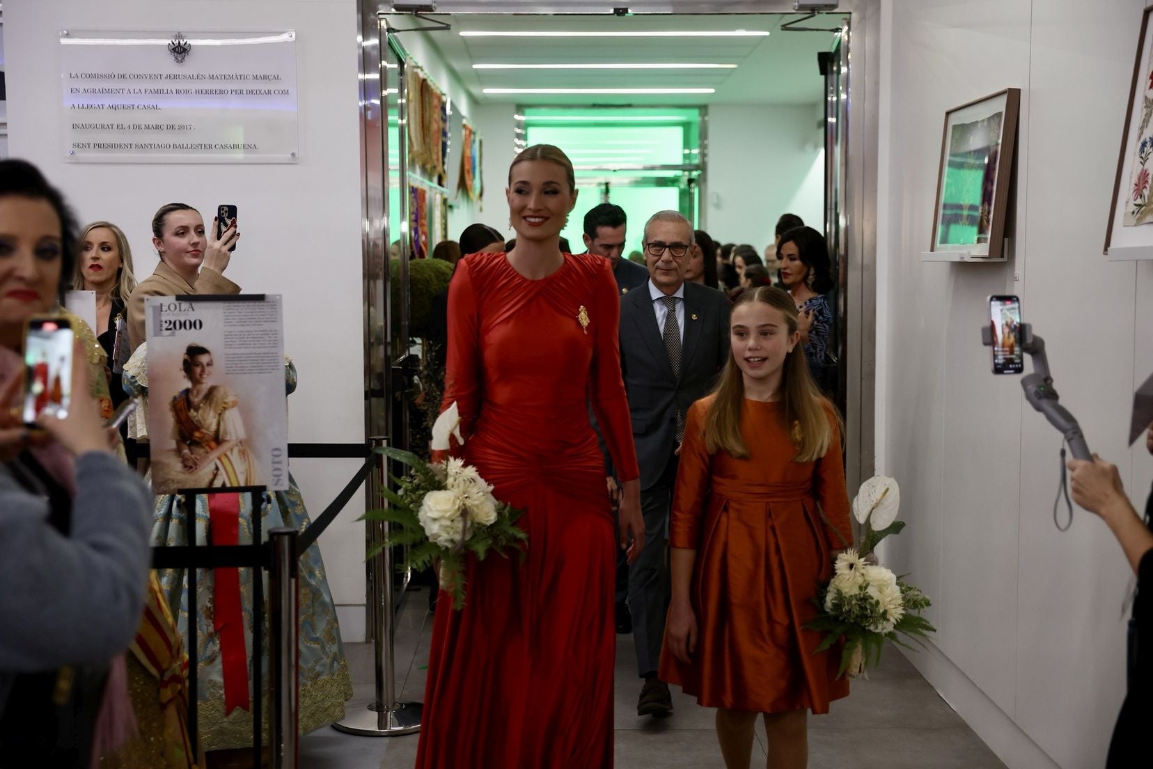 Inauguración de la Exposición solidaria de los espolines de las falleras mayores de Valencia en la falla Convento Jerusalén