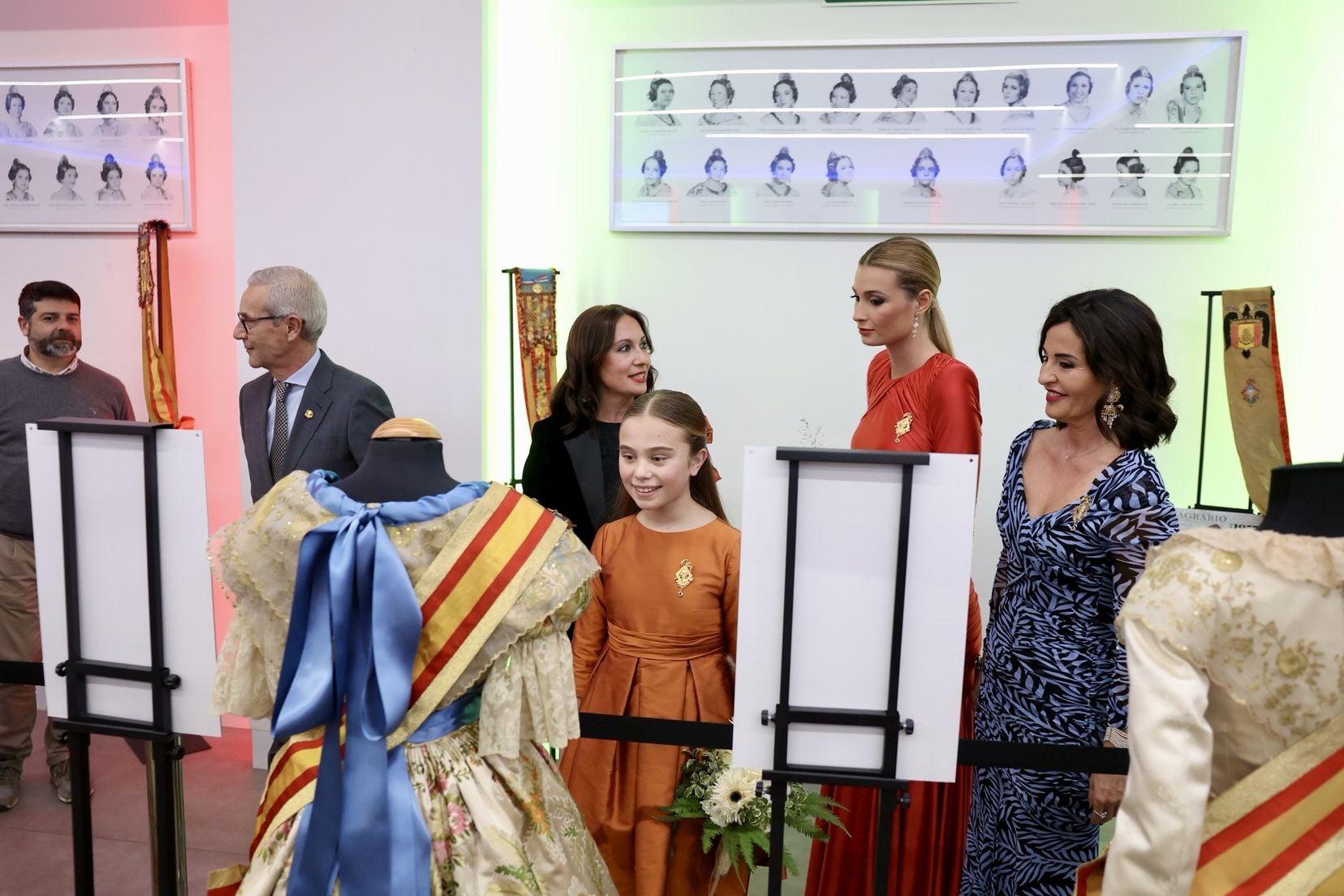 Inauguración de la Exposición solidaria de los espolines de las falleras mayores de Valencia en la falla Convento Jerusalén