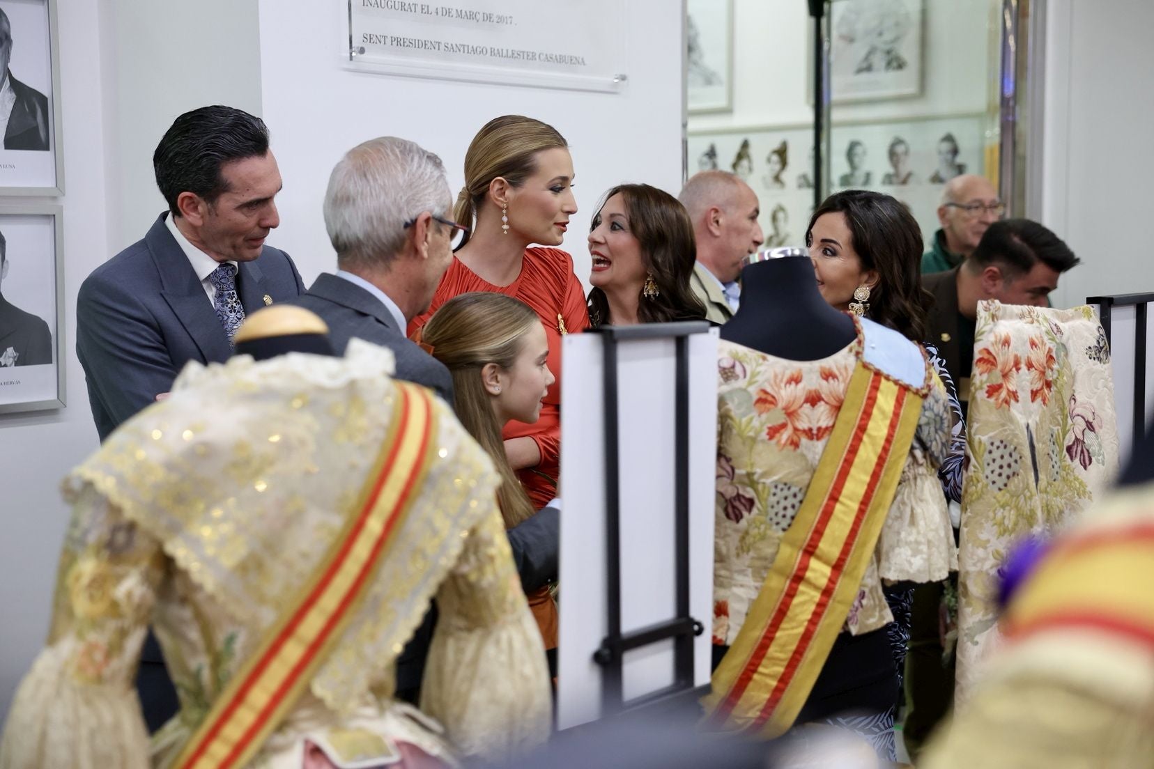 Inauguración de la Exposición solidaria de los espolines de las falleras mayores de Valencia en la falla Convento Jerusalén