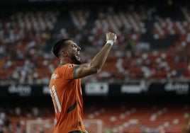 Rafa Mir celebra el gol en el trofeo Naranja.