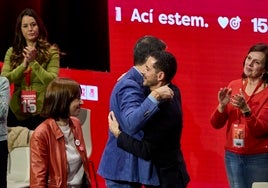 Sánchez se abraza con Bielsa, en presencia de Morant.