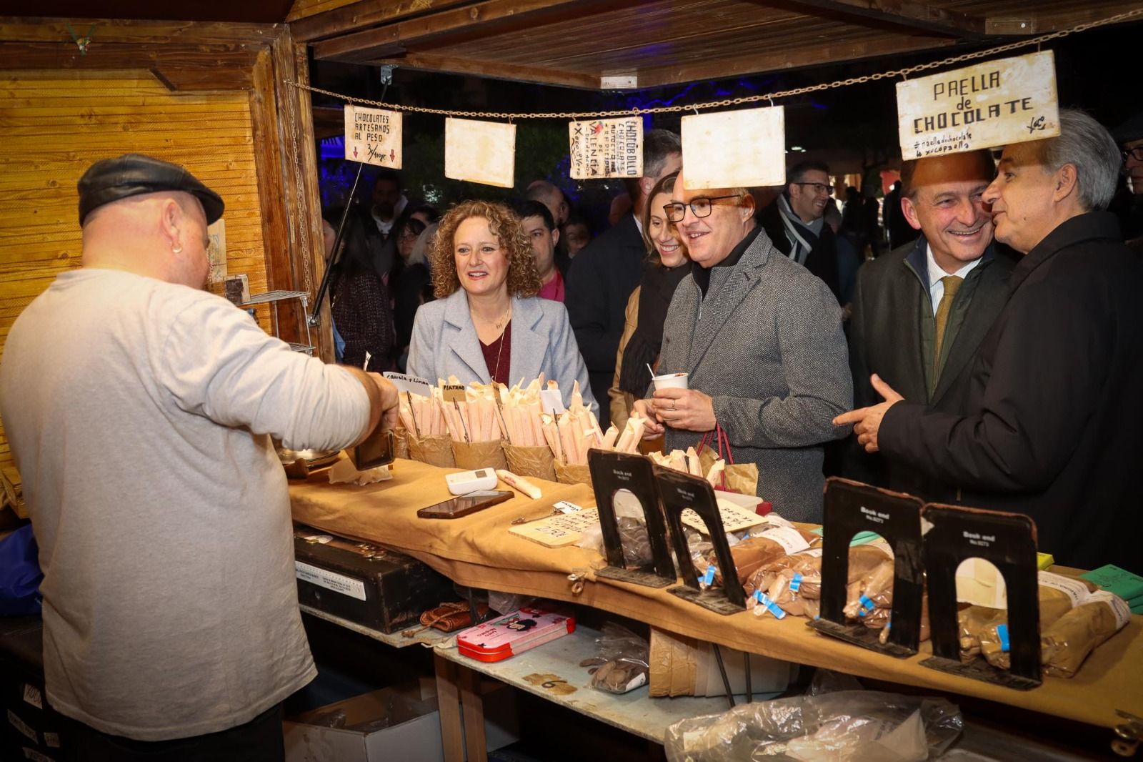 La alcaldesa Amparo Folgado (i), en la inauguración de la feria este viernes.