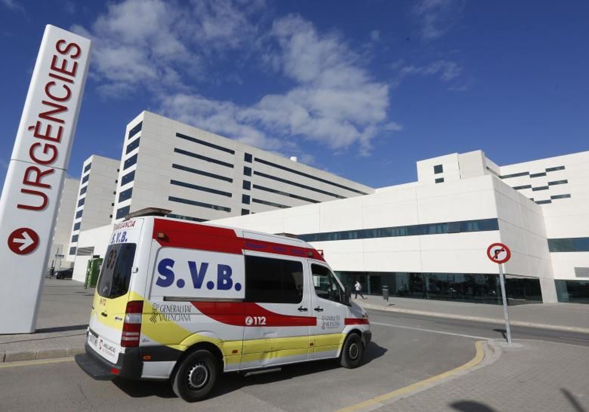 Una ambulancia en el Hospital La Fe de Valencia en una imagen de archivo.