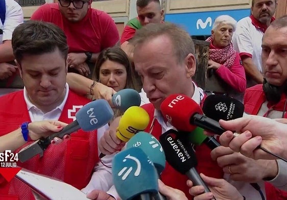 José Aldaba dando el parte de heridos en los sanfermines de 2024.