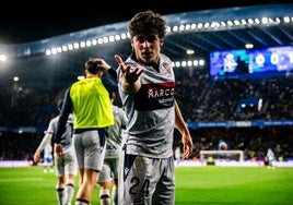 Carlos Álvarez, celebrando un gol.