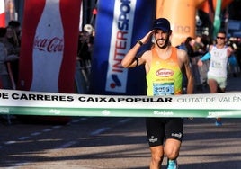 Alberto López Barceló, que es Policía Local, antes de cruzar la línea de meta.