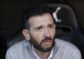 Carlos Corberán, en el banquillo antes del partido contra el Celta.