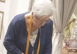 La indumentarista Amparo Gómez en su taller.