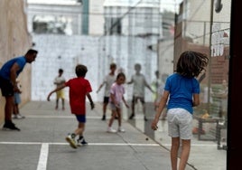Un grupo de niños juegan a pilota en la cancha prefabricada instalada en Palmera.
