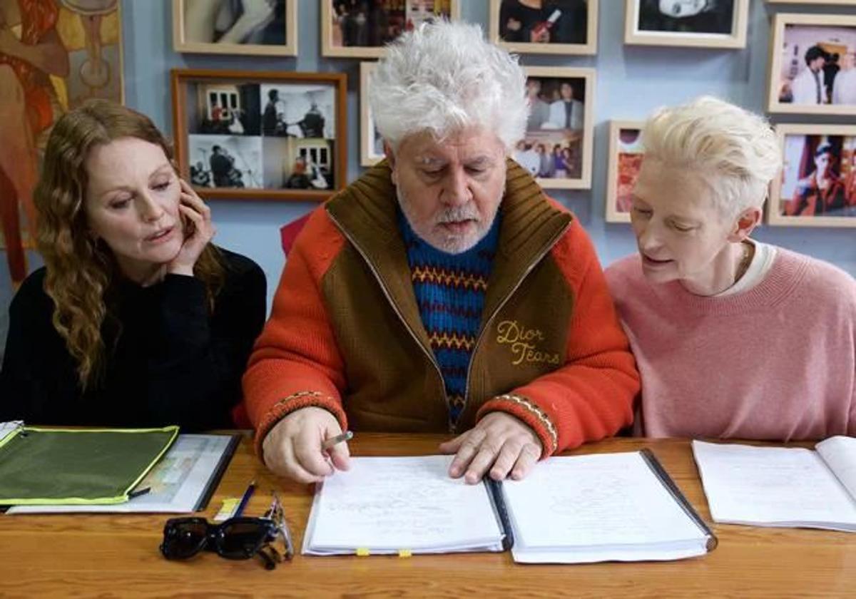 Pedro Almodóvar lee el guion entre Julianne Moore y Tilda Swinton.