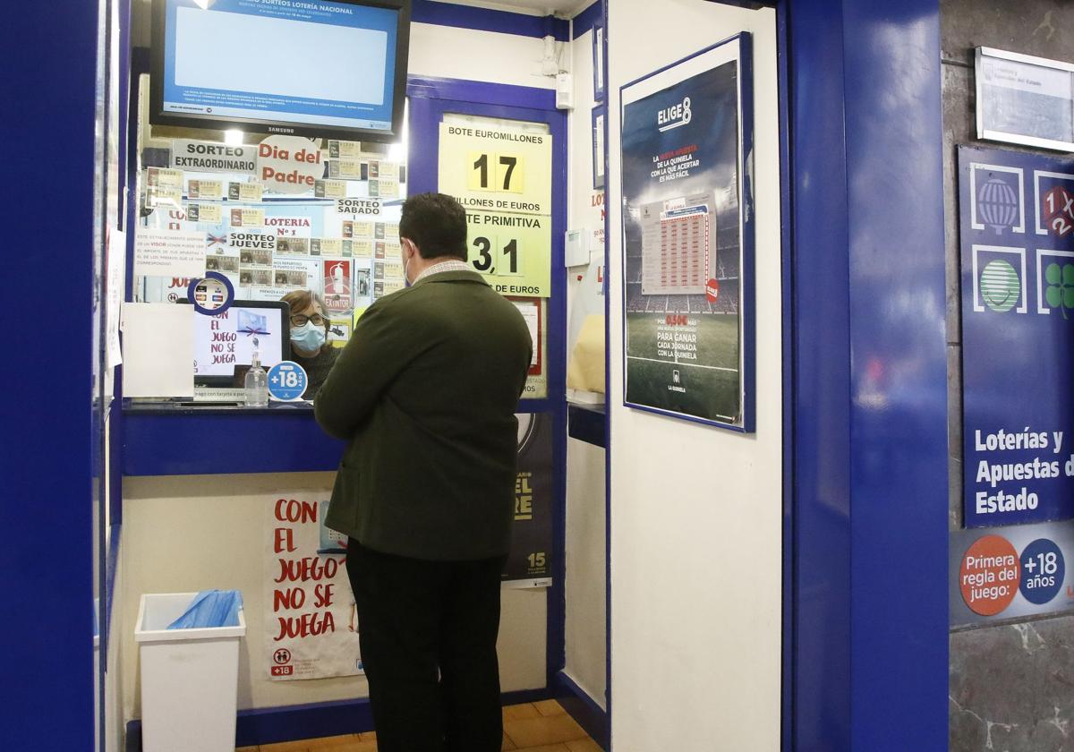 Un jugador prueba suerte con La Bonoloto en una administración de Loterías y Apuestas del Estado, imagen de archivo.