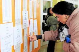 Una aspirante mira las listas en el examen del MIR.