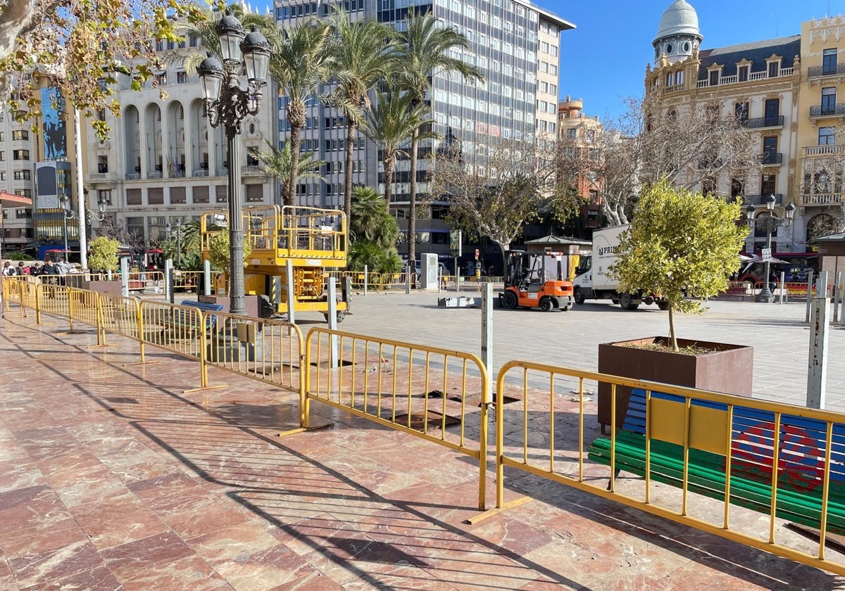 Inicio del montaje de las vallas de seguridad para el disparo de las mascletaes que comienzan el 23 de febrero.