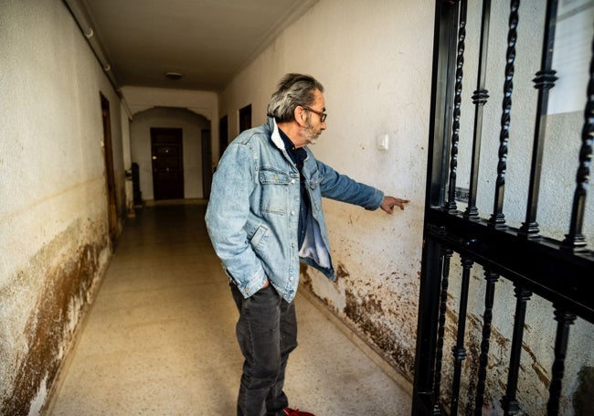 Jesús señala hasta qué altura llegó el agua el día de la trágica dana.