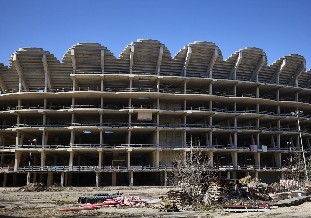 Aspecto actual de las obras del Nou Mestalla, con la zona exterior a limpiar.