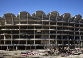 Aspecto actual de las obras del Nou Mestalla, con la zona exterior a limpiar.