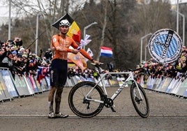 Mathieu van der Poel celebra su victoria en el campeonato del mundo