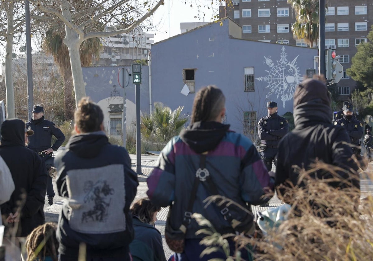 Personas concentradas en el desahucio de una alquería okupada de Benimaclet.